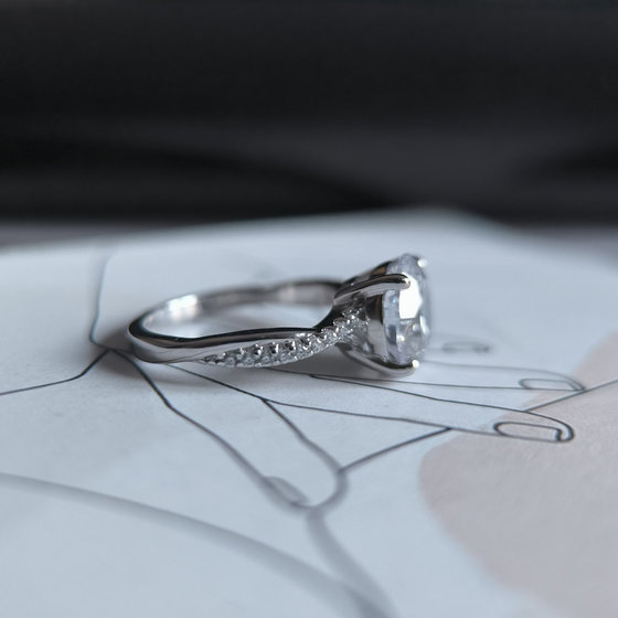 Серебряное кольцо с фианитами