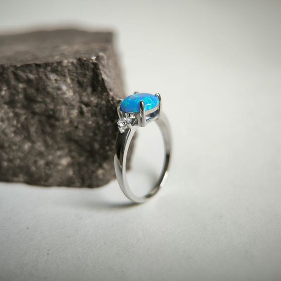 Серебряное кольцо с опалом 0.916ct, фианитами
