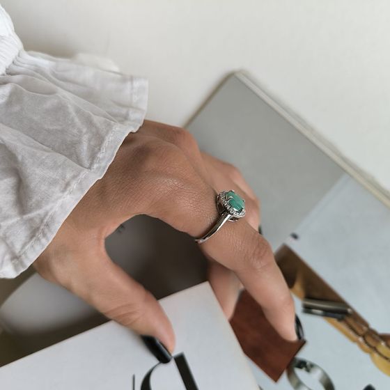 Серебряное кольцо с изумрудом, фианитами