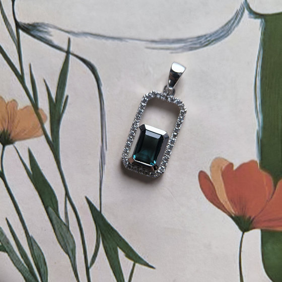 Серебряная подвеска с топазом Лондон Блю 1.18ct, фианитами