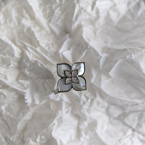 Серебряное кольцо с перламутром, фианитами