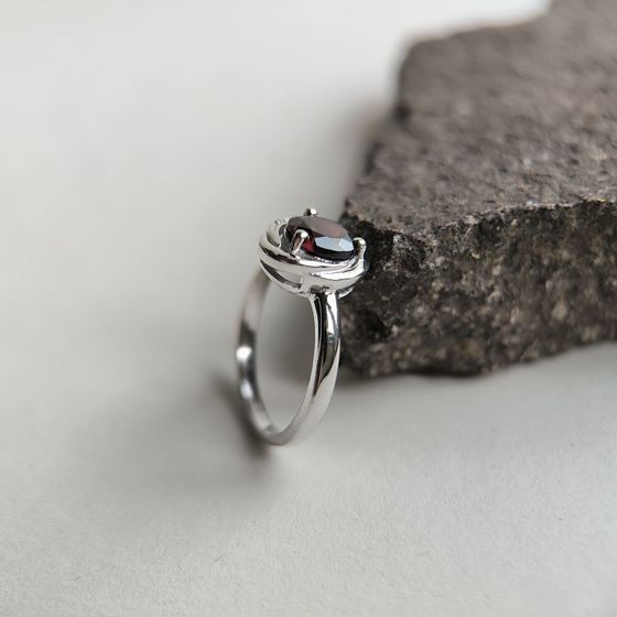 Серебряное кольцо с гранатом