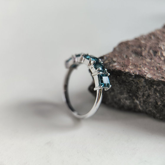 Серебряное кольцо с топазом Лондон Блю 1.283ct