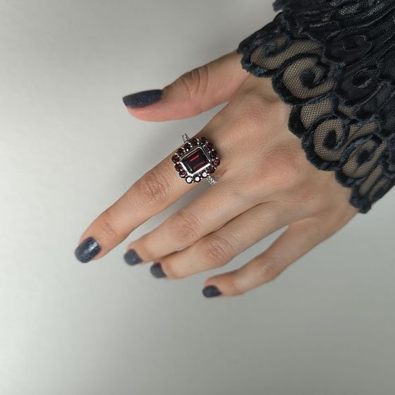 Серебряное кольцо с гранатом 5.492ct