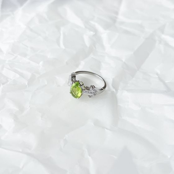 Серебряное кольцо с хризолітом 4.177ct, фианитами
