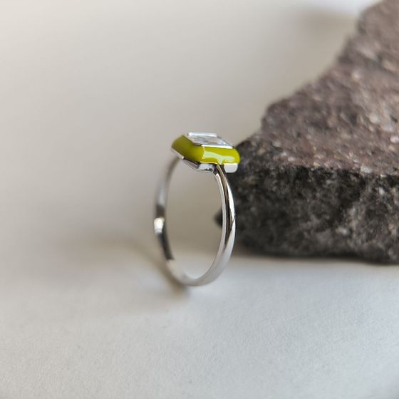 Серебряное кольцо с фианитами, емаллю