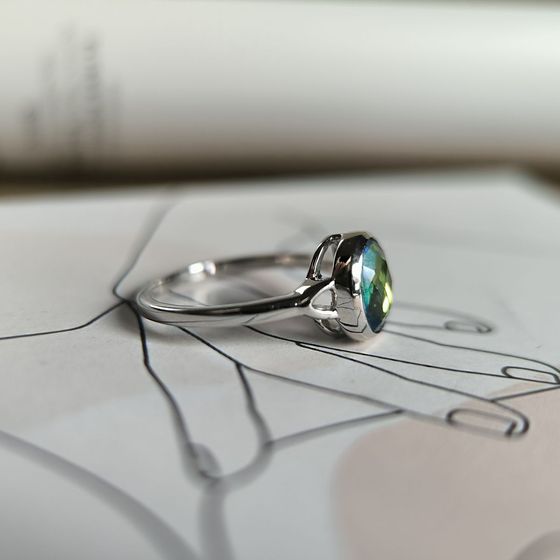 Серебряное кольцо с мистик топазом 0.85ct