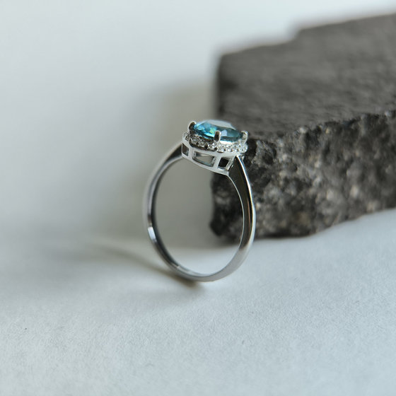 Серебряное кольцо с топазом Лондон Блю 1.031ct, фианитами