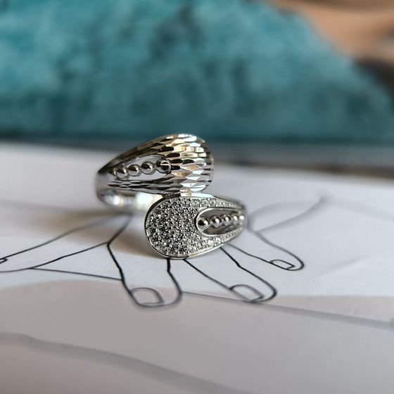 Серебряное кольцо с фианитами