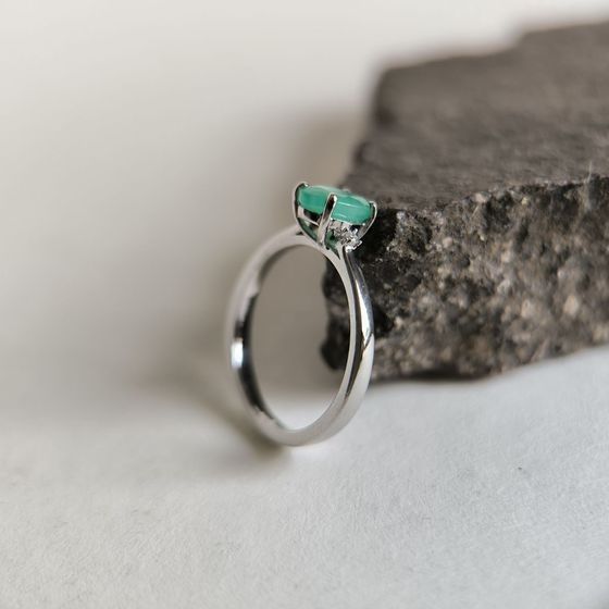 Серебряное кольцо с изумрудом, фианитами