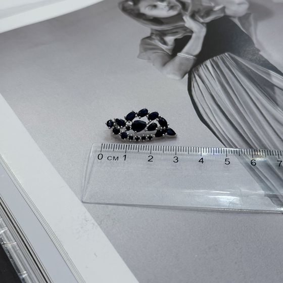 Серебряная брошка с сапфиром 3.72ct