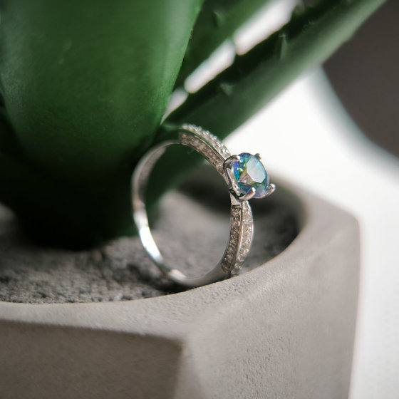 Серебряное кольцо с мистик топазом 0.979ct, фианитами