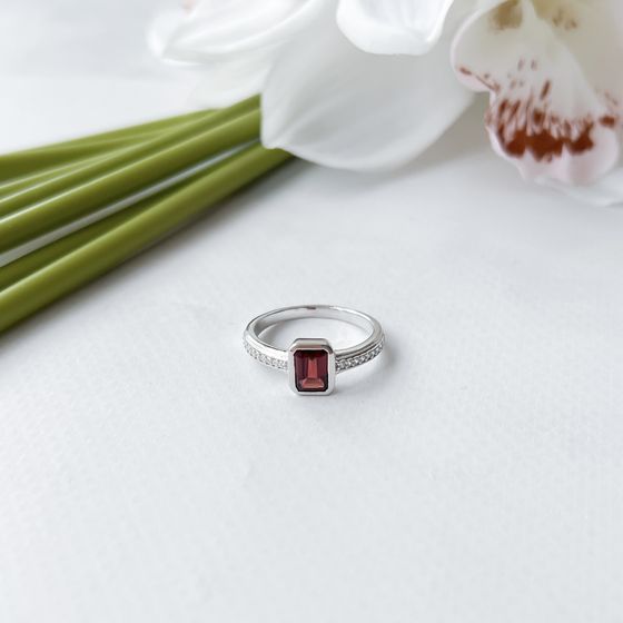 Серебряное кольцо с гранатом 1.453ct