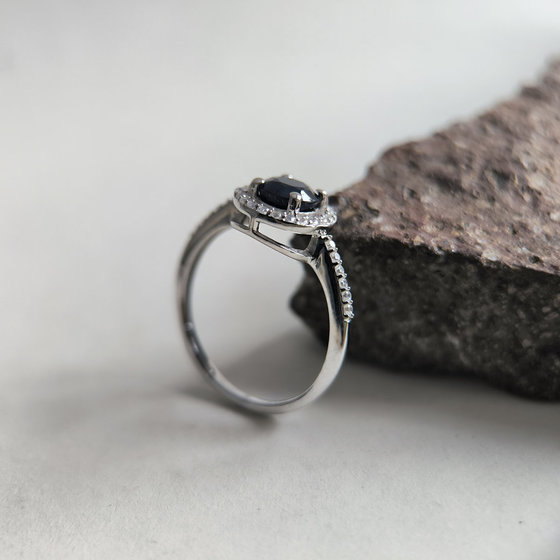 Серебряное кольцо с сапфиром, фианитами