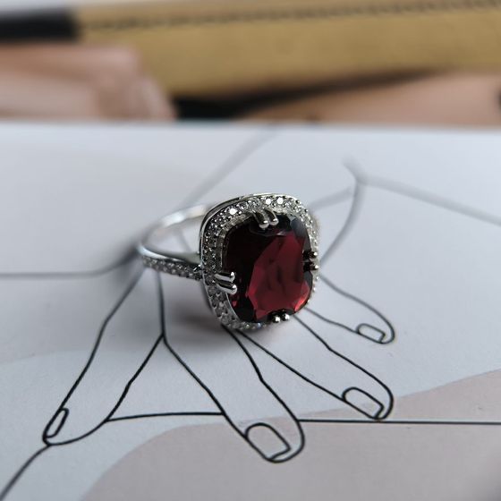 Серебряное кольцо с гранатом 6.307ct, фианитами