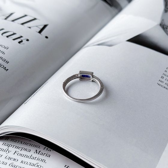 Серебряное кольцо с сапфиром 0.717ct, фианитами