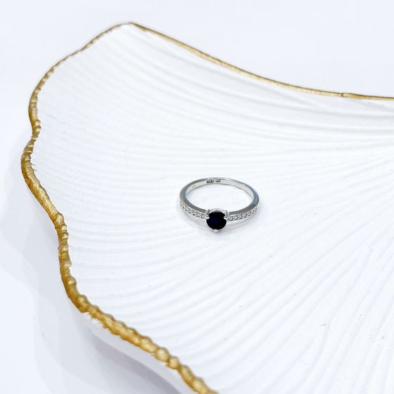 Серебряное кольцо с сапфиром 0.892ct, фианитами