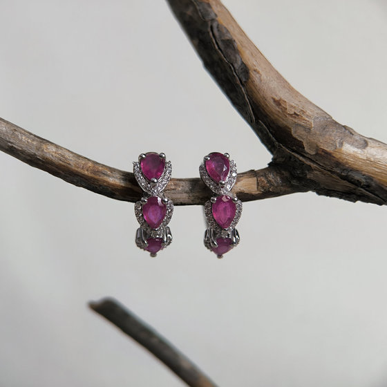 Серебряные серьги с рубином 4.193ct, фианитами