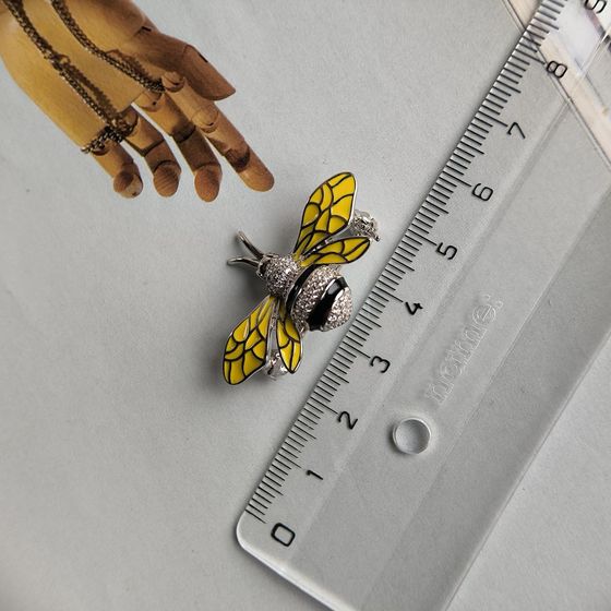 Серебряная брошка с емаллю, фианитами