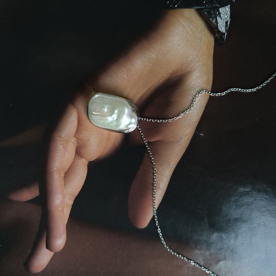 Серебряное колье с жемчугом барочным