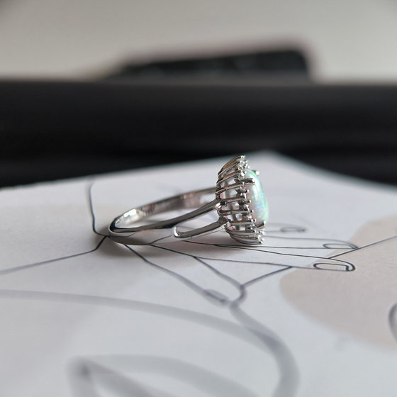 Серебряное кольцо с опалом 1.265ct, фианитами