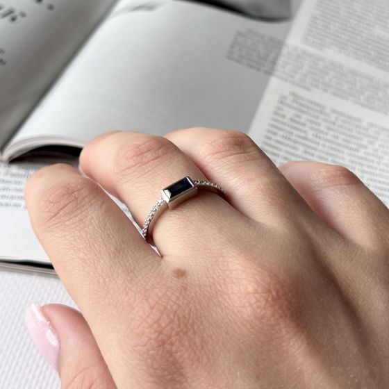 Серебряное кольцо с сапфиром 0.717ct, фианитами