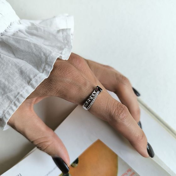 Серебряное кольцо с гранатом 0.643ct, фианитами