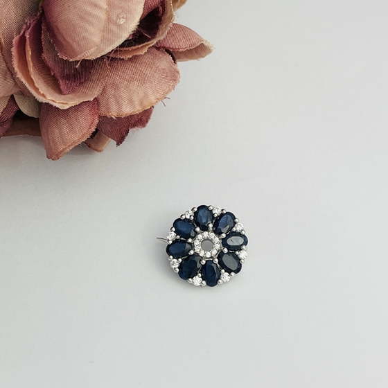 Серебряная брошка с сапфиром 5.341ct