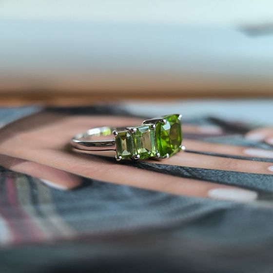 Серебряное кольцо с хризолітом