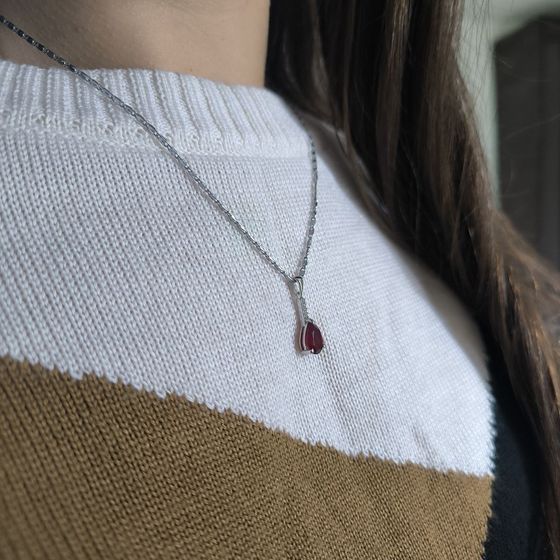 Серебряная подвеска с гранатом