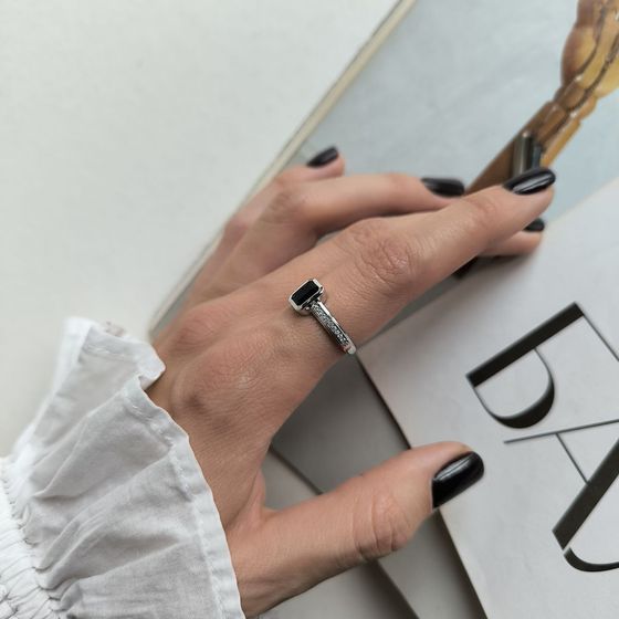 Серебряное кольцо с сапфиром nano 1.303ct, фианитами