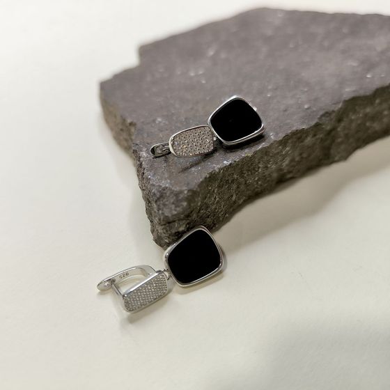 Серебряные серьги с ониксом