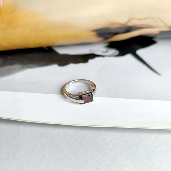 Серебряное кольцо с гранатом 1.8ct