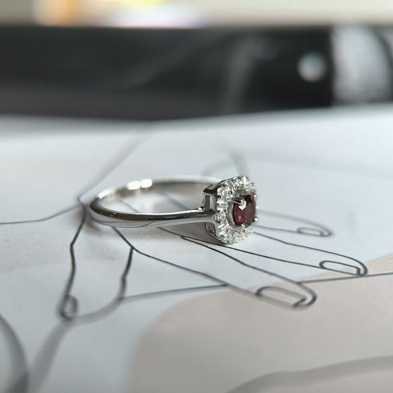 Серебряное кольцо с гранатом 0.408ct, фианитами