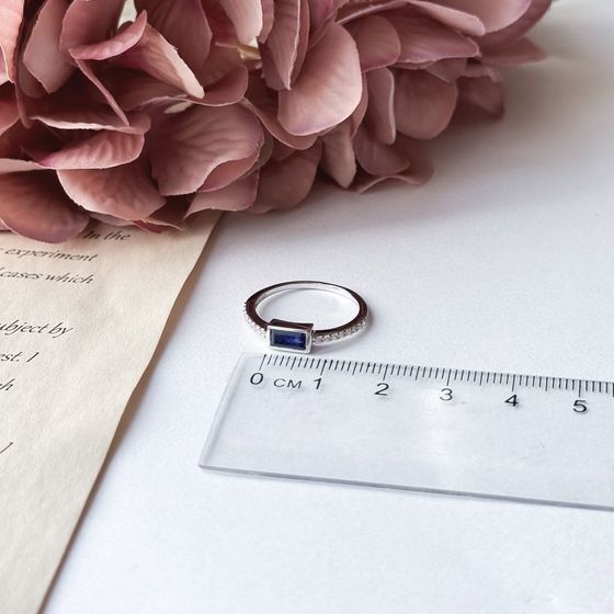 Серебряное кольцо с сапфиром 0.717ct, фианитами