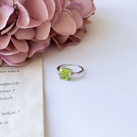 Серебряное кольцо с хризолітом 3.573ct