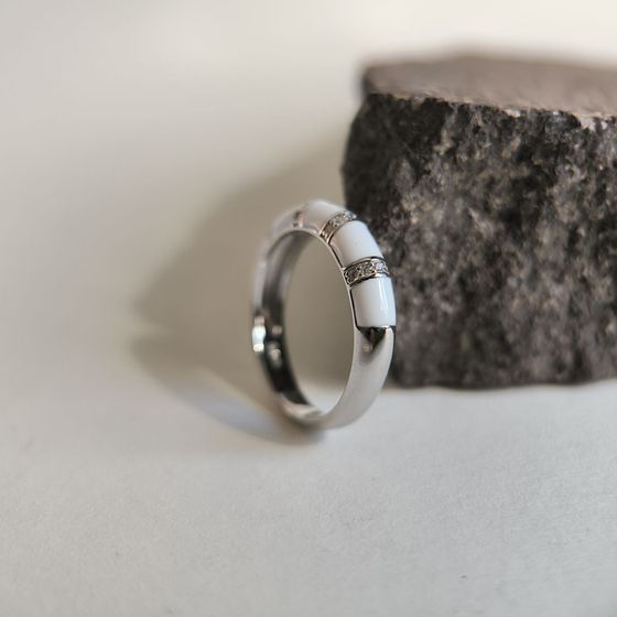 Серебряное кольцо с фианитами, емаллю