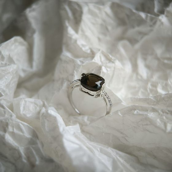 Серебряное кольцо с раухтопазом (дымчатым кварцем) 2.932ct, фианитами