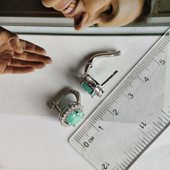 Серебряные серьги с изумрудом, фианитами