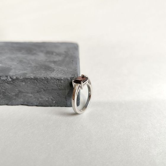 Серебряное кольцо с гранатом 1.8ct