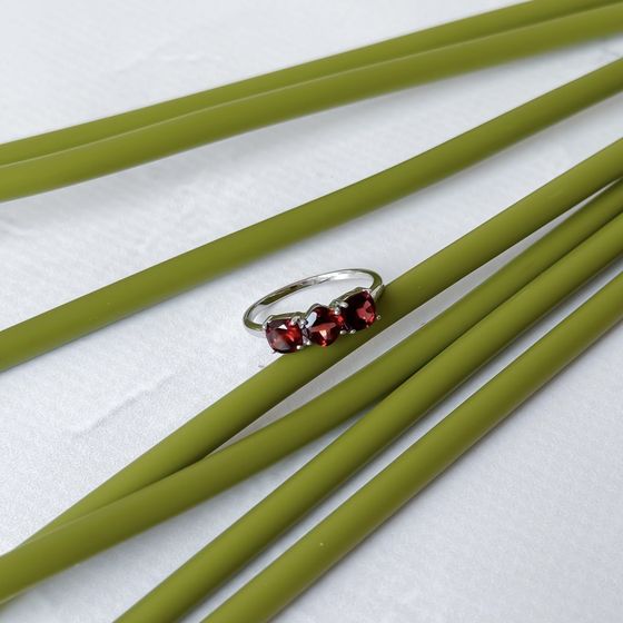 Серебряное кольцо с гранатом 2.113ct