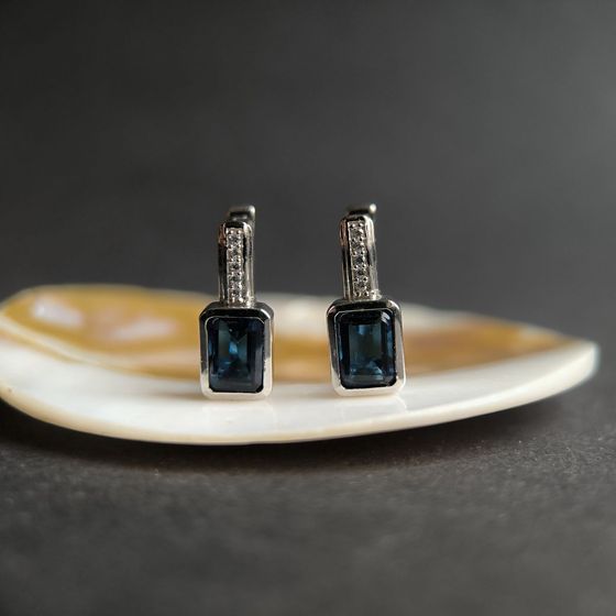 Серебряные серьги с сапфиром nano 2.227ct, фианитами