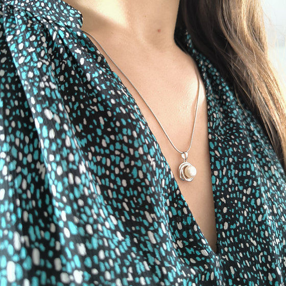 Серебряная подвеска с жемчугом