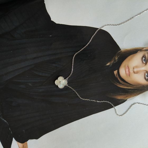 Серебряное колье с перламутром, фианитами