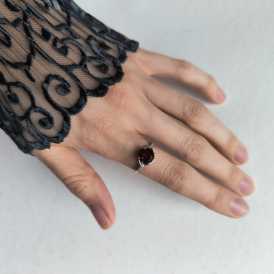 Серебряное кольцо с гранатом nano