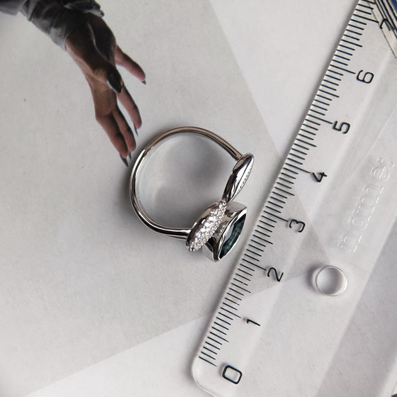 Серебряное кольцо с топазом Лондон Блю 1.283ct, фианитами