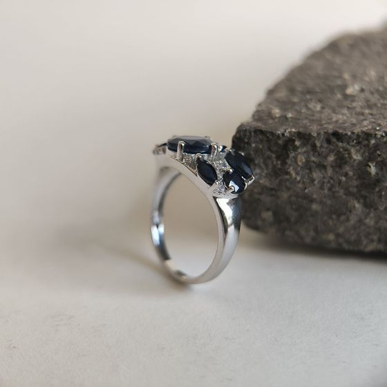 Серебряное кольцо с сапфиром 3.823ct, фианитами