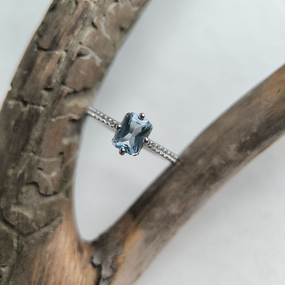 Серебряное кольцо с топазом 1.402ct, фианитами