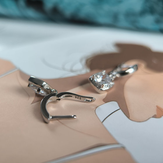 Серебряные серьги с фианитами