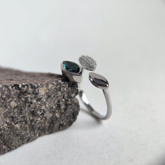Серебряное кольцо с топазом Лондон Блю 1.283ct, фианитами